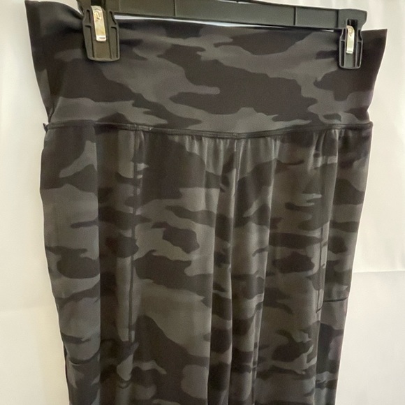 Athleta camouflage joggers, EUC - size medium - Picture 2 of 5
